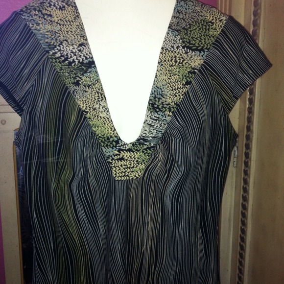BCBG MULTI COLOR BLOUSE WITH CAP SLEEVES!