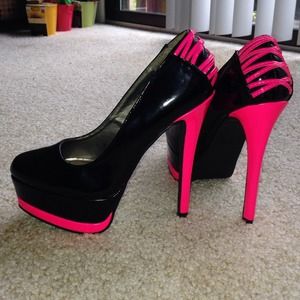 Black w/ hot pink accent platform pumps 7