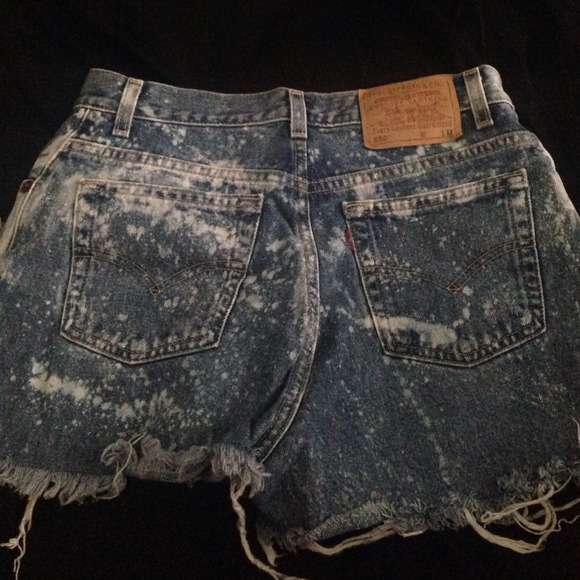 Distressed high waisted Levi cut offs - Picture 2 of 3