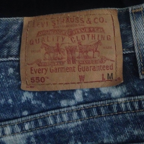 Distressed high waisted Levi cut offs - Picture 3 of 3