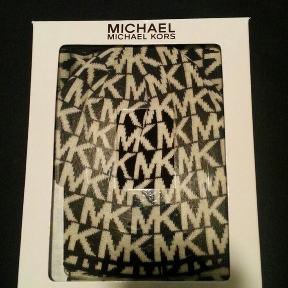 (SOLD)Michael Kors scarf and beanie