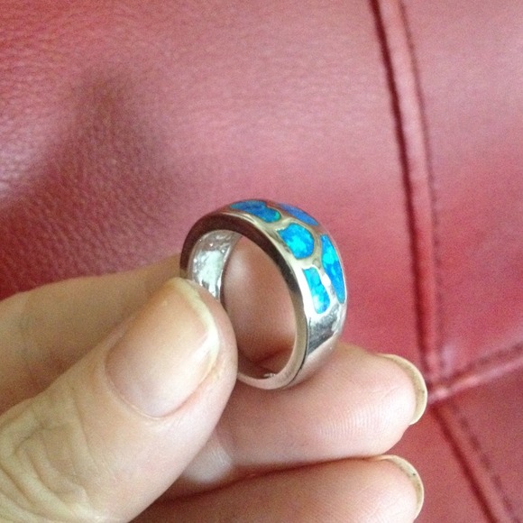 VERY NICE SZ 6 RING W/A DESIGN OF BLUE FIRE OPALS - Picture 2 of 3