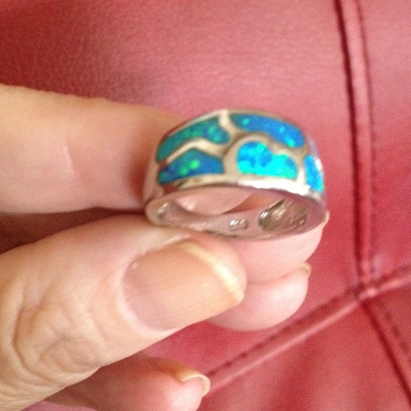 VERY NICE SZ 6 RING W/A DESIGN OF BLUE FIRE OPALS - Picture 3 of 3