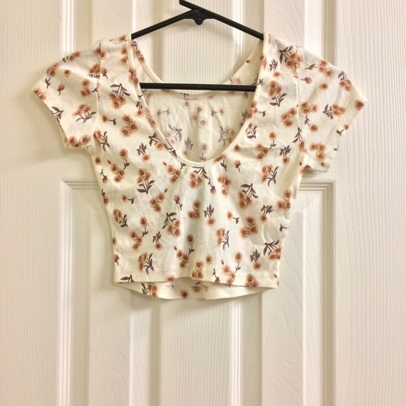 🚫🚫SOLD🚫🚫Brandy Melville floral crop top. - Picture 2 of 2
