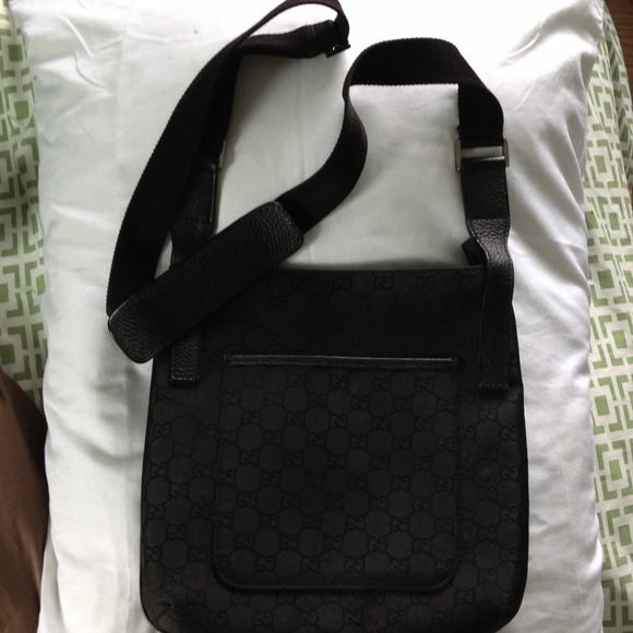 100% authentic Gucci strap along purse! All black!