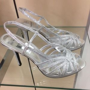 ❗️❗️FLASH SALE❗️❗️Monet silver prom heels 4inches