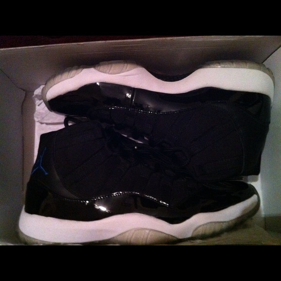 New Air Jordan Retro 11's Space Jam - Picture 2 of 2