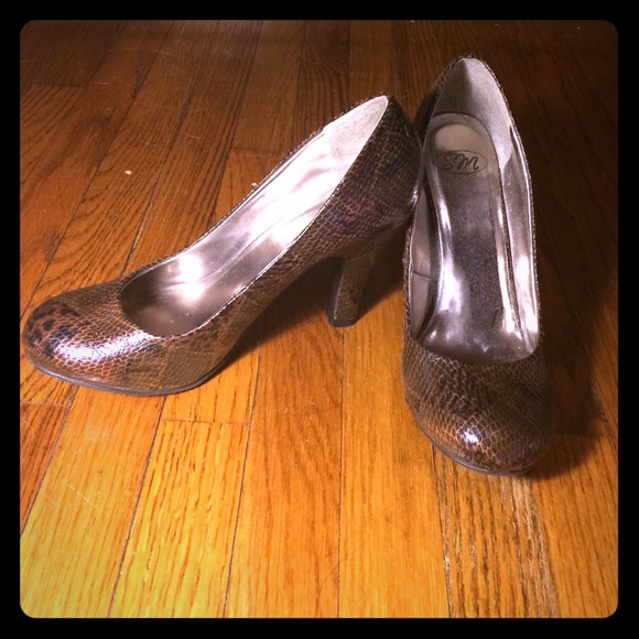 Brown snake skin pumps!!👠💜💗