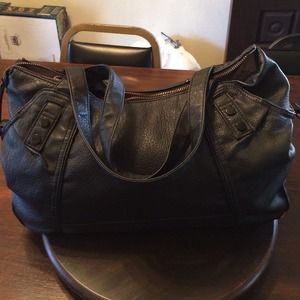 Nixon Handbag Zips but won't stay