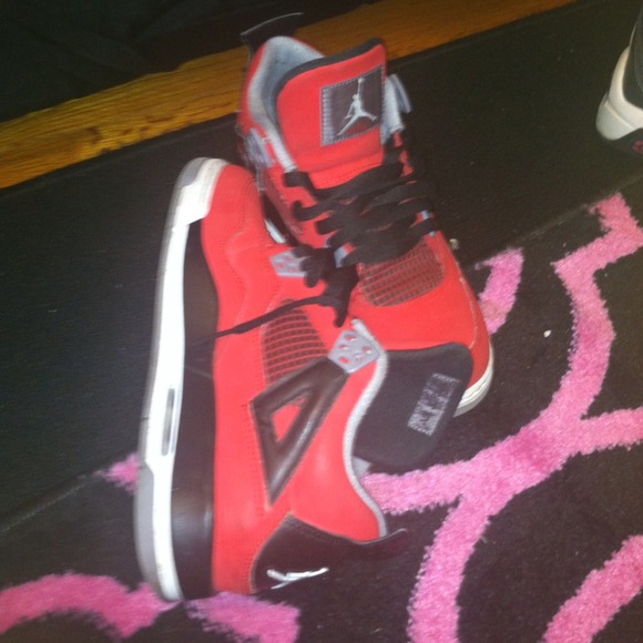 Jordan 4 toro bravo 9/10 condition with box! - Picture 2 of 2