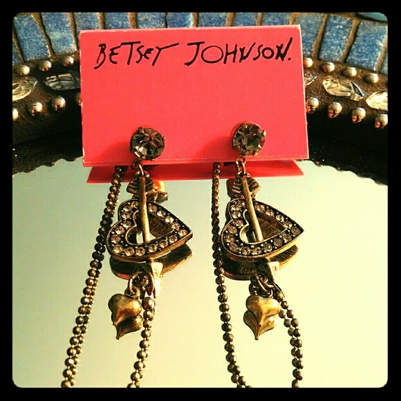 BETSEY JOHNSON ARROW THRU HEART DANGLE EARRINGS