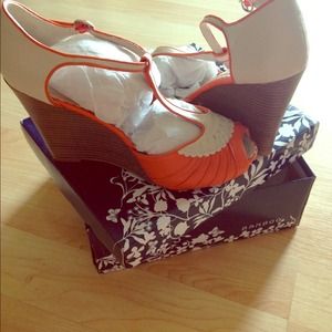 NEW in box orange and cream wedges!