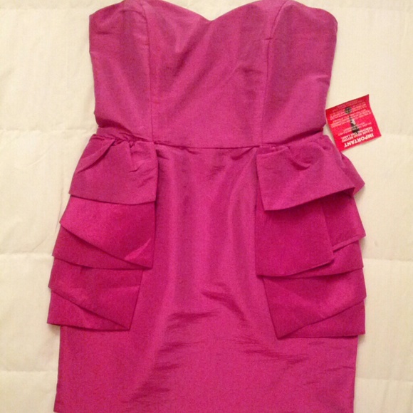 Very pretty dress. Elegant yet lively !