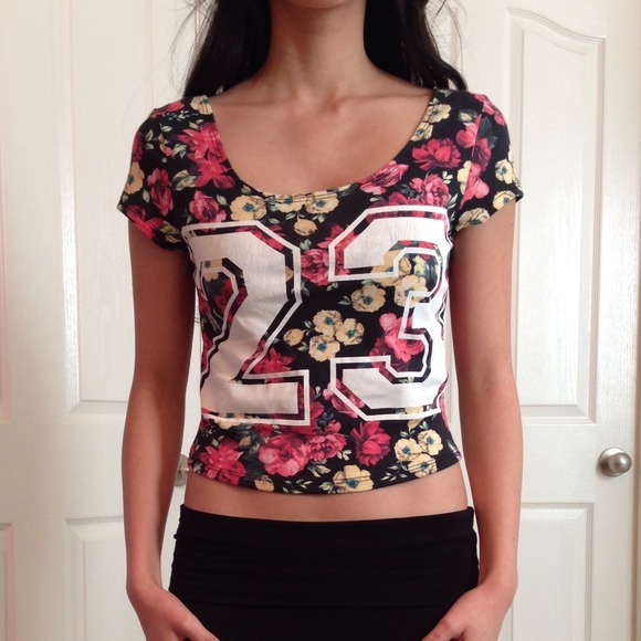❌SOLD❌NWT 23 Floral Crop Top