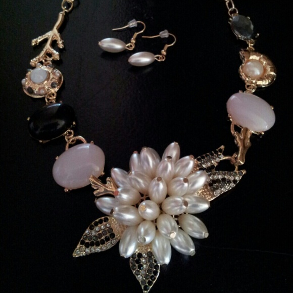 Pearl necklace Sold