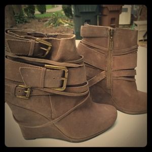 Brand new DKNYC strappy buckle wedge boot