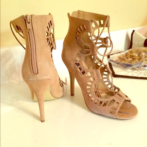Beautiful tan heels! Suede! Shoe mint.