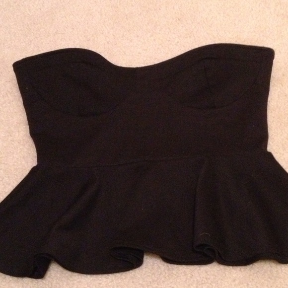 SOLD IN BUNDLE Mini black peplum top - Picture 2 of 3