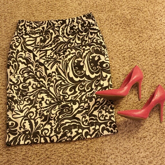 ****Sold in Bundle**** Black & white pattern skirt