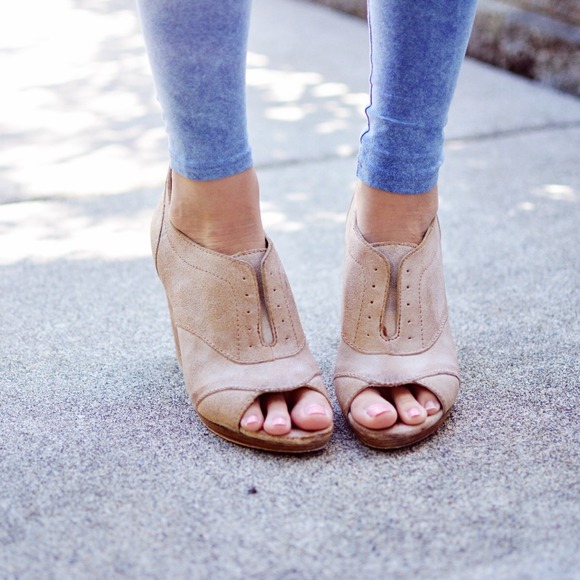 Joe's Shoes - Nude super comfy wedge sandal