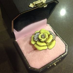 Beautiful flower ring!