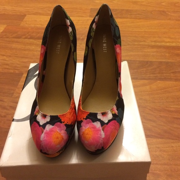 Nine West flower pumps - Picture 2 of 4