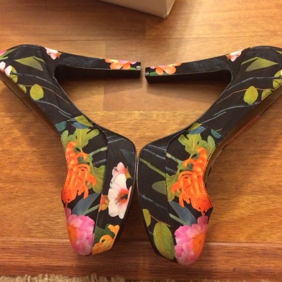 Nine West flower pumps - Picture 3 of 4