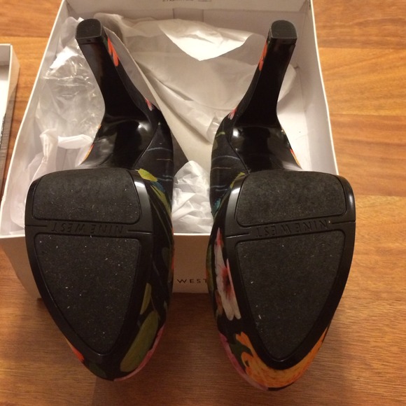 Nine West flower pumps - Picture 4 of 4