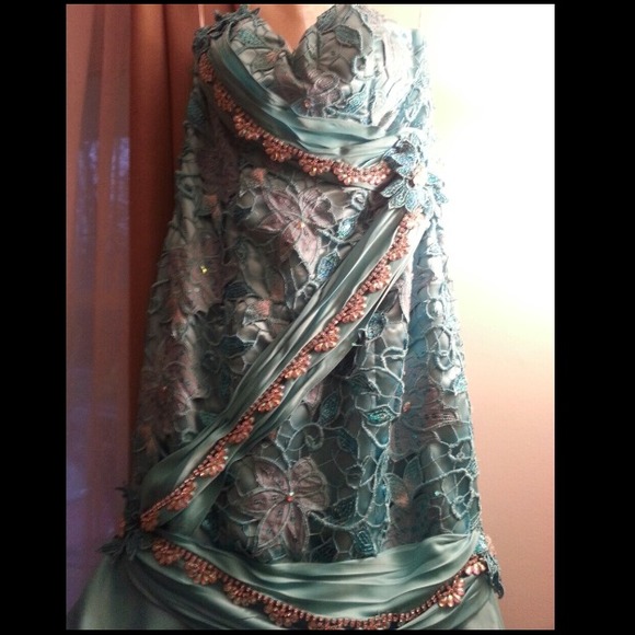 Blue evening gown! - Picture 2 of 4