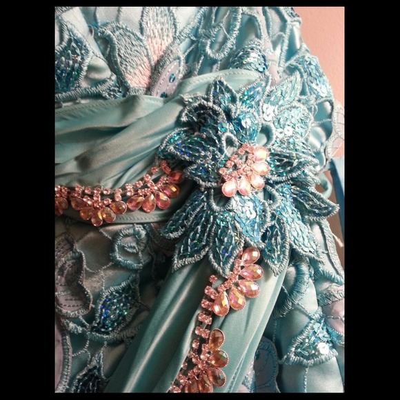 Blue evening gown! - Picture 3 of 4