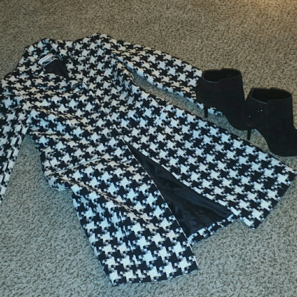 Beautiful houndstooth outerwear