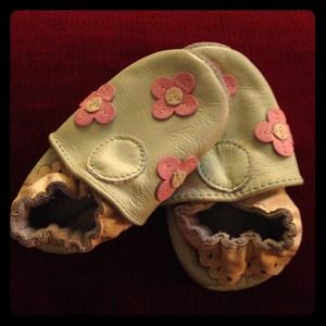 Infant girls Robeez slippers!