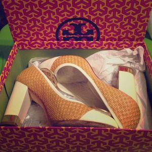 Tory Burch rare Ivory pump