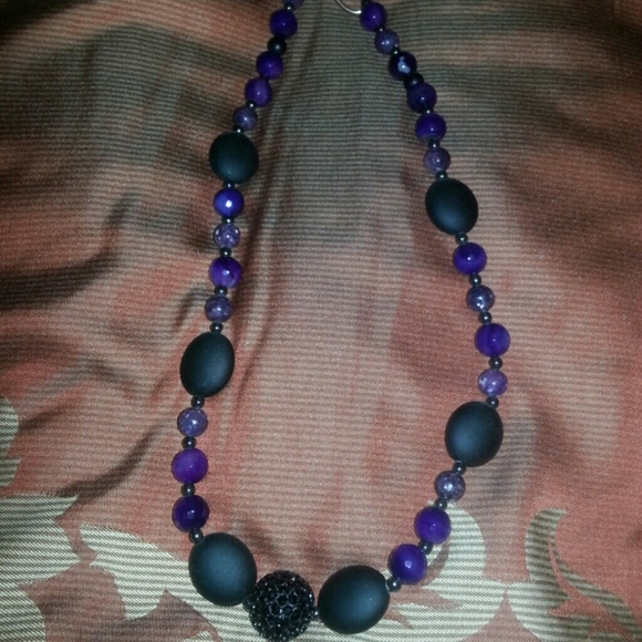 Purple n black necklace - Picture 2 of 2