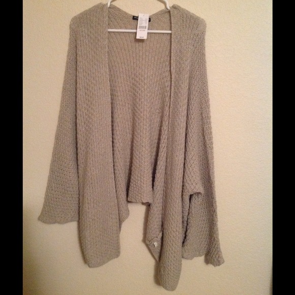 ❌SOLD ❌Brandy Melville cream colored cardigan NWT