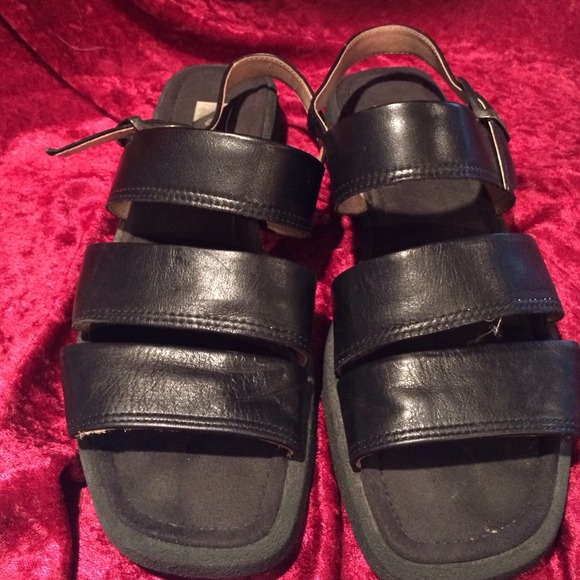 Good condition size 9 Black Ecco sandal.
