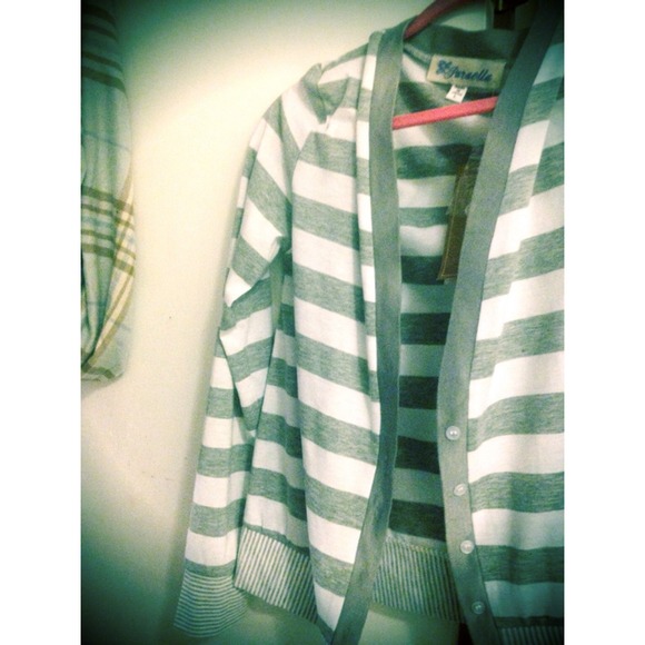 Never worn Francesca's gray sweater! REDUCED ⭐️⭐️