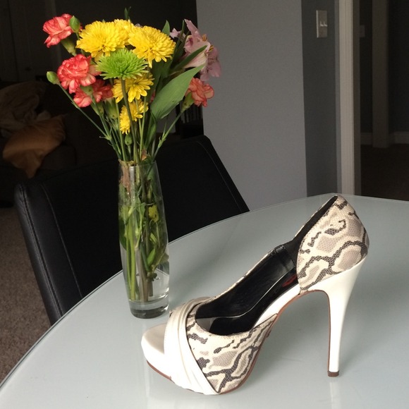 👠 BUNDLED 👠 Snakeskin print heels