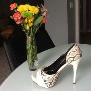 👠 BUNDLED 👠 Snakeskin print heels