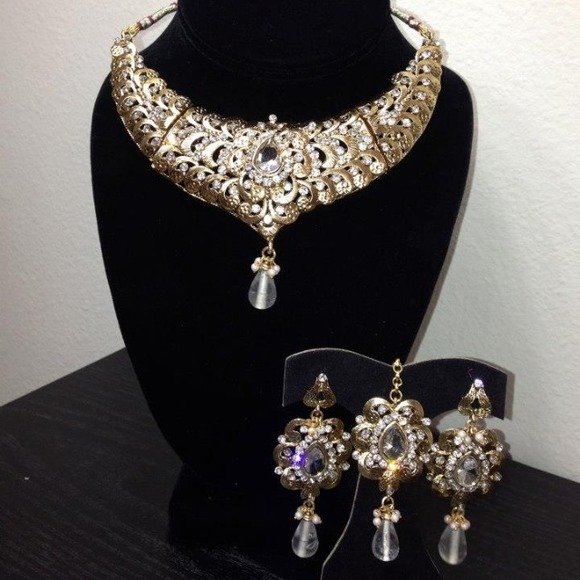Gold necklace set
