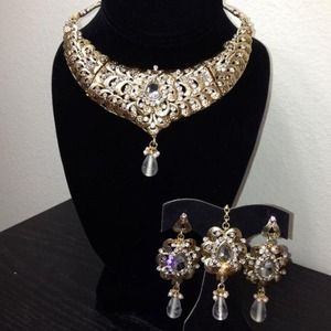 Gold necklace set