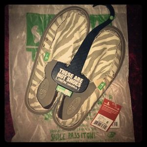 💥Bundled💥Zebra Sanuk shoes