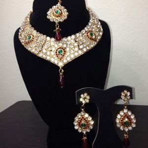 Gold necklace set