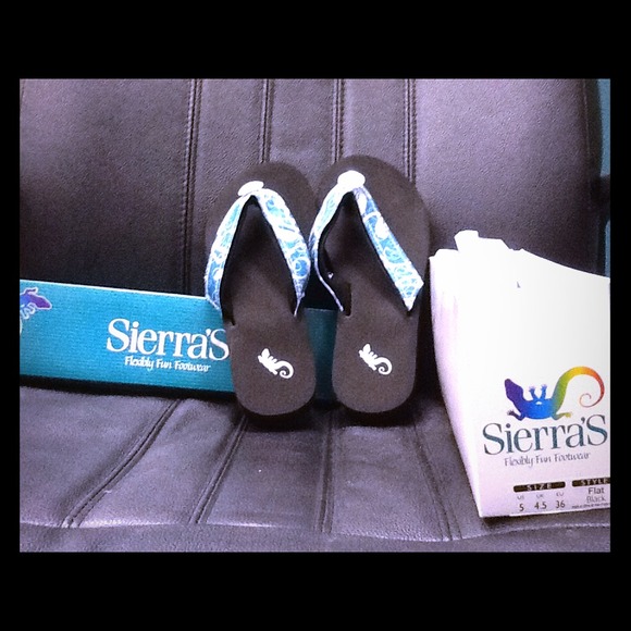 Sierra Flexibly Fun Footwear. Flat black.