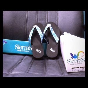 Sierra Flexibly Fun Footwear. Flat black.