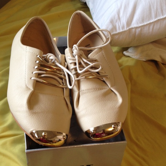 Cream with Gold Toe Laced Flats - Picture 3 of 7