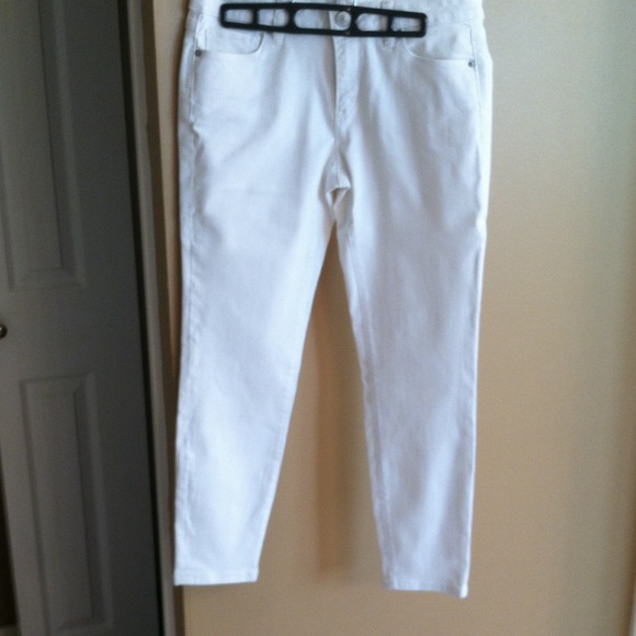 White cropped pants