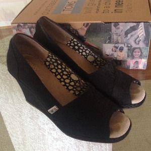 Toms wedges size 5 (black)