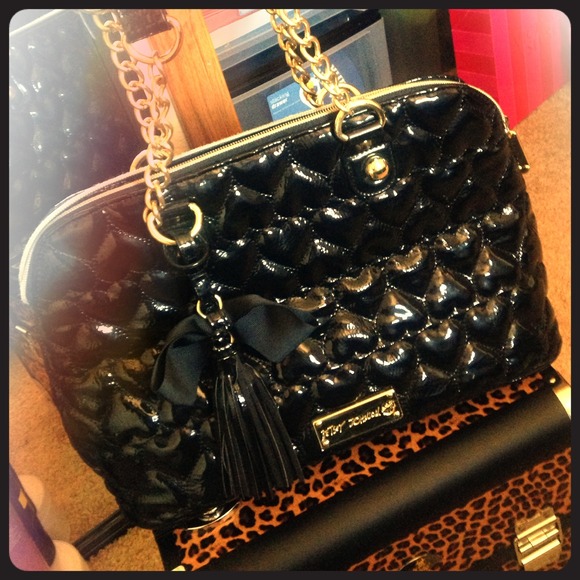 |Betsey Johnson Black Handbag.|🎀