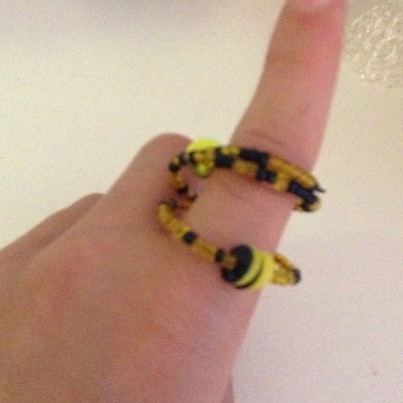 A beaded ring - Picture 2 of 2